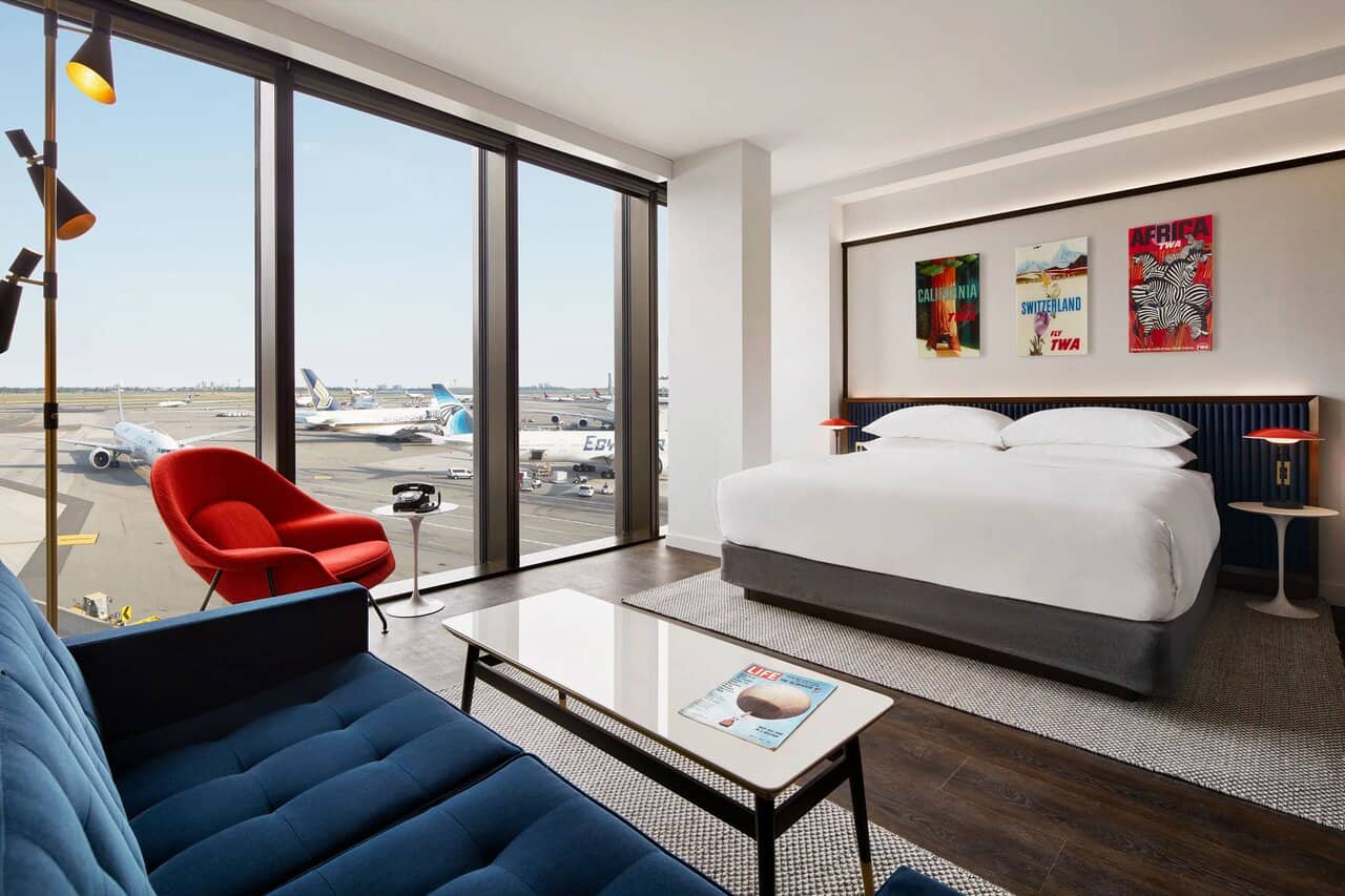 exec-king-suite-runway-view-large_2